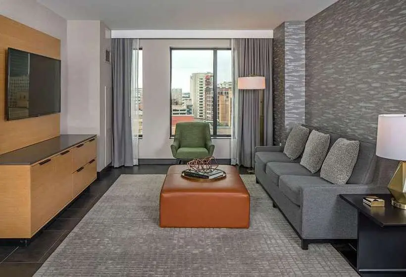 سوئیت با چشم‌انداز, Hilton Des Moines Downtown