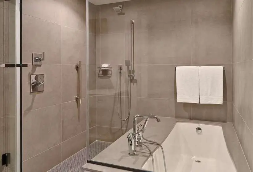 سوئیت با چشم‌انداز, Hilton Des Moines Downtown