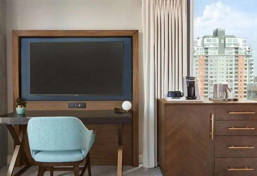 اتاق استاندارد با تخت بزرگ, Hilton Des Moines Downtown
