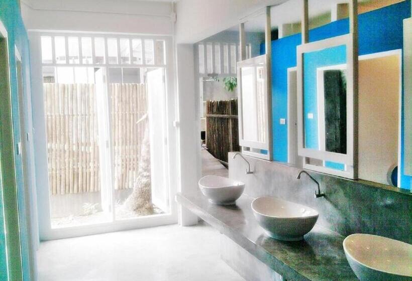 Кровать в Общей Комнате, Glur Hostel