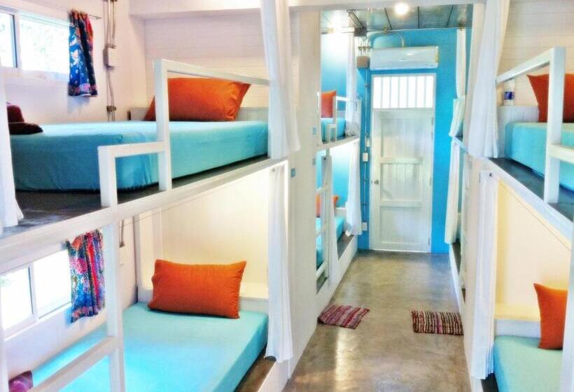 Кровать в Общей Комнате, Glur Hostel