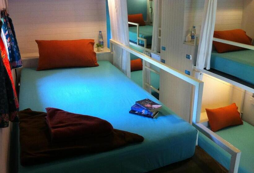 تختخواب در اتاق مشترک, Glur Hostel