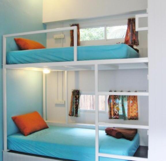 اتاق استاندارد با سرویس بهداشتی مشترک, Glur Hostel