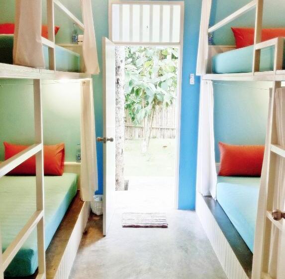 Четырехместный номер эконом класса с общей ванной комнатой, Glur Hostel