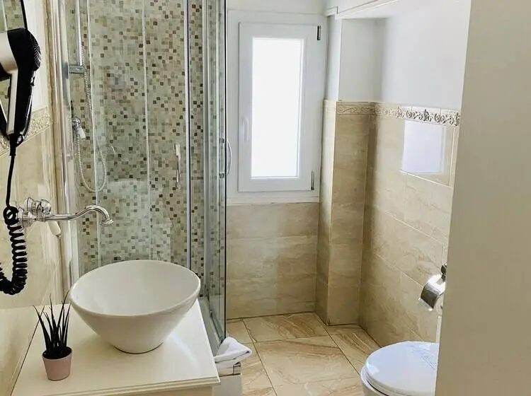 Deluxe Kolmen Hengen Huone, Domus Valadier B&b Guesthouse