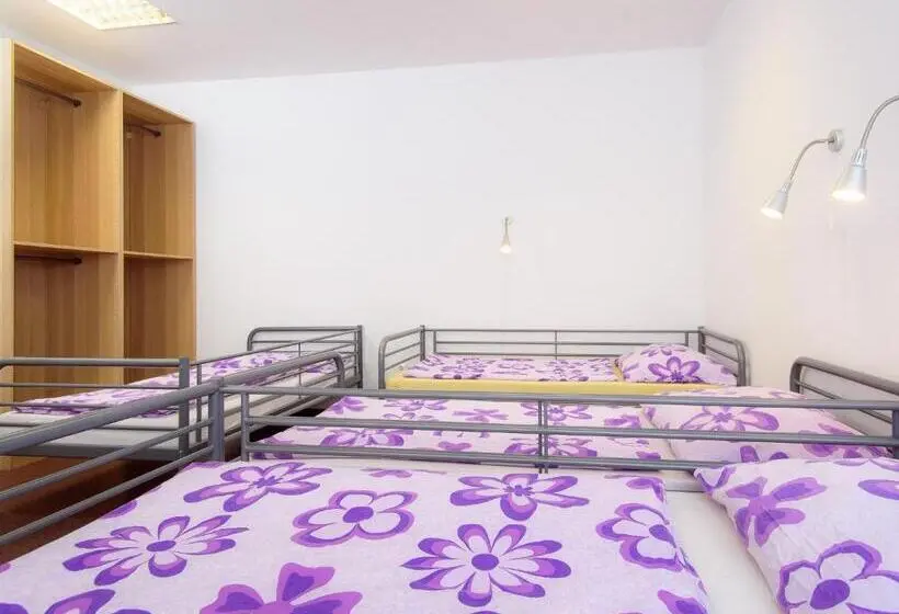 Standard Neljän Hengen Huone, Hostel Bohemia