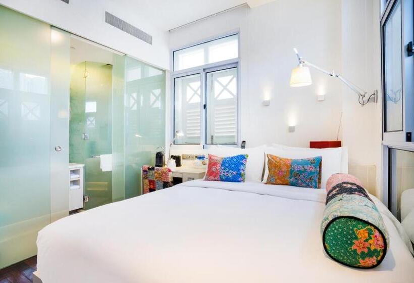 اتاق لوکس با بالکن, The Daulat By Hotel Calmo