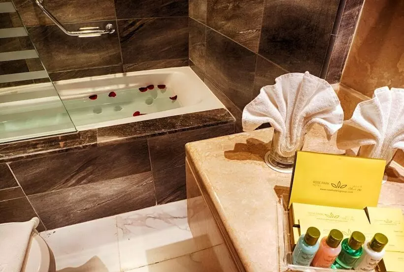 سوییت لوکس, Rose Park Hotel   Al Barsha, Opposite Metro Station