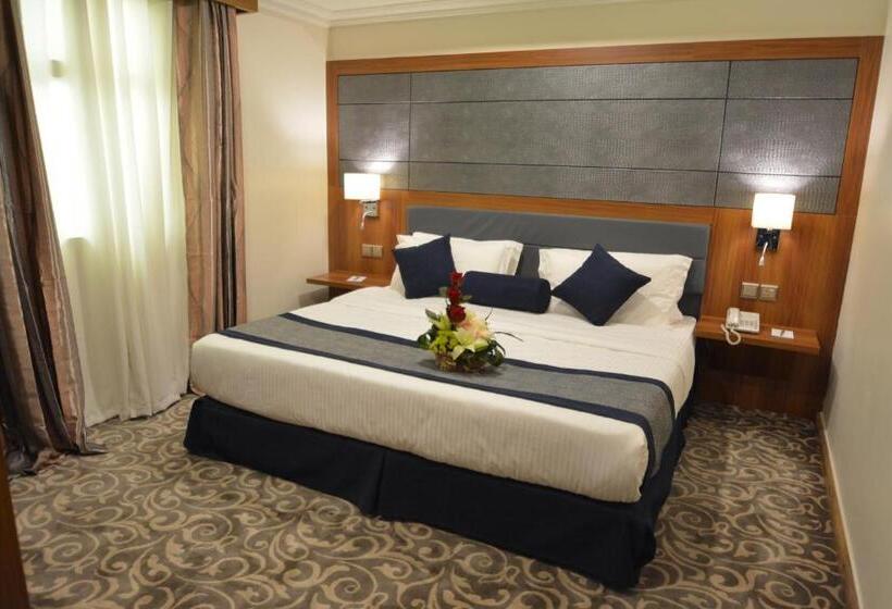 주니어 스위트, Grandeur East