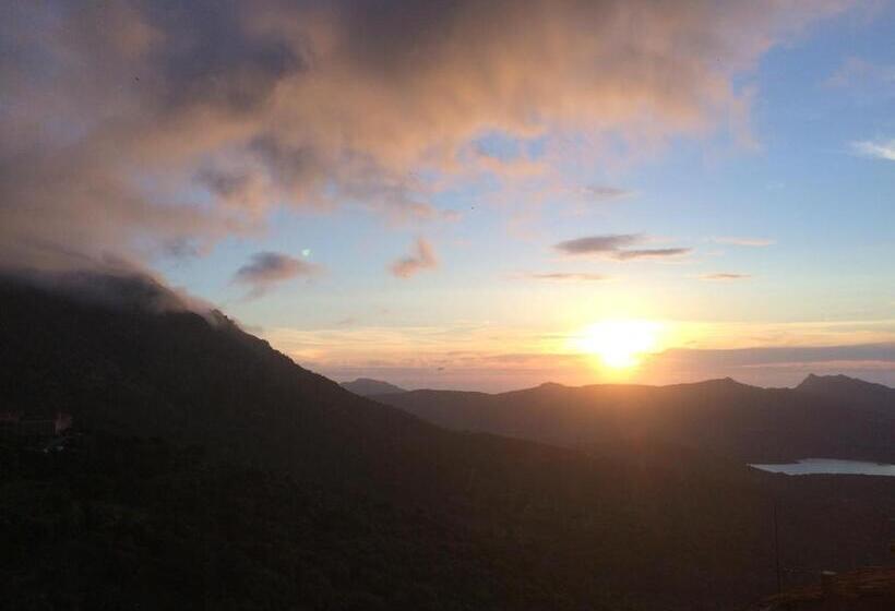 Номер Стандартный с Видом, A Spelunca