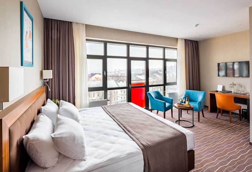 اتاق لوکس با چشم‌انداز شهر, Taurus City