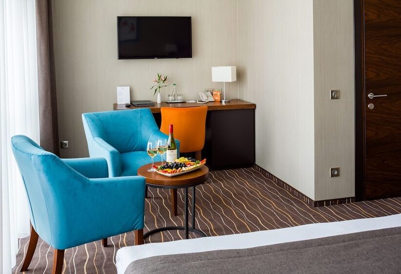 اتاق لوکس با چشم‌انداز شهر, Taurus City