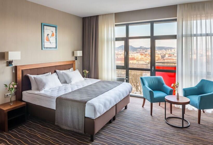 اتاق لوکس با چشم‌انداز شهر, Taurus City