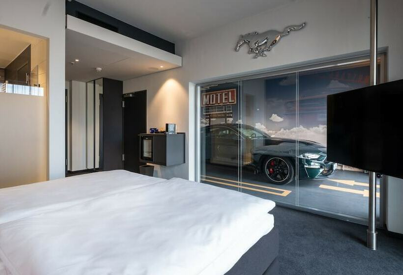 Люкс, V8 Hotel Köln At Motorworld
