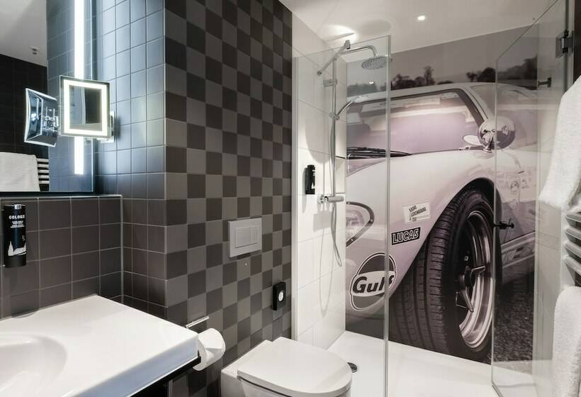 Люкс, V8 Hotel Köln At Motorworld