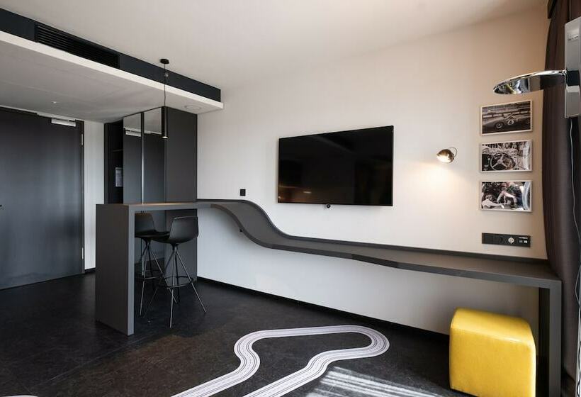 Люкс, V8 Hotel Köln At Motorworld