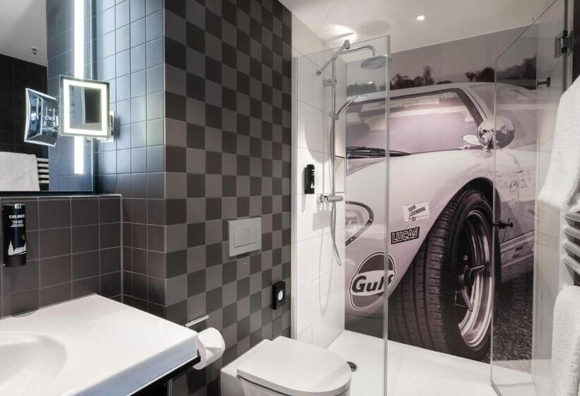 Номер Стандарт, V8 Hotel Köln At Motorworld