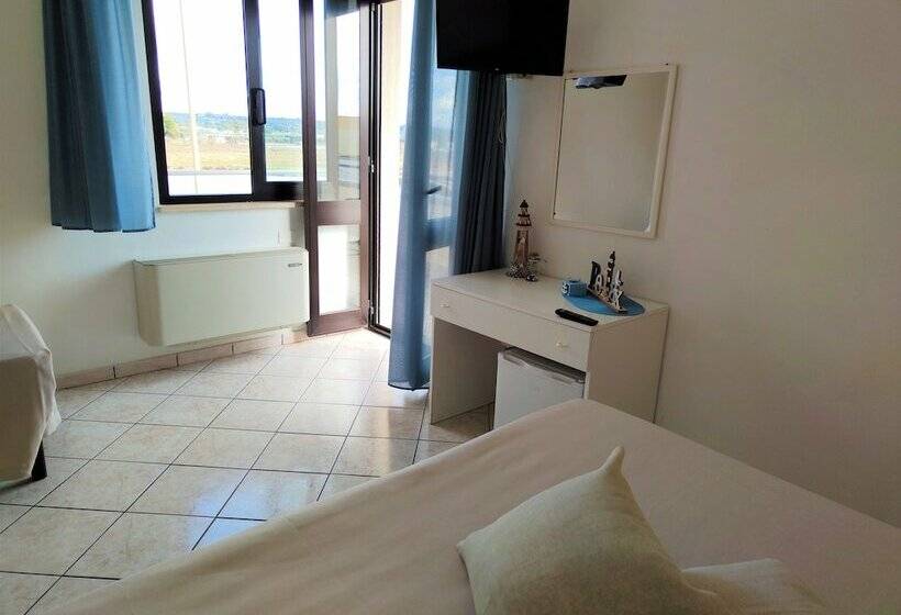 חדר סטנדרט לשלושה עם מרפסת, Baia Del Cigno