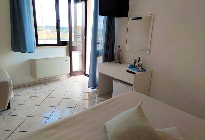 חדר סטנדרט לשלושה עם מרפסת, Baia Del Cigno