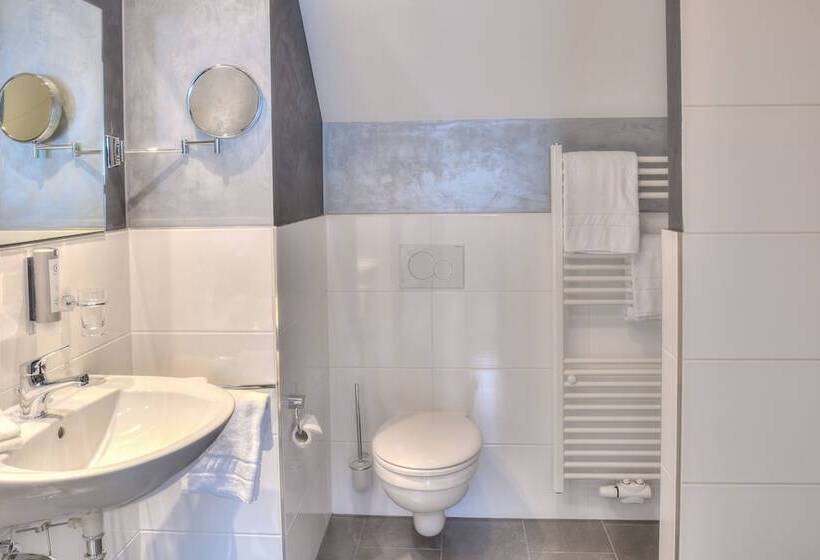 Family Suite, Fast Lane