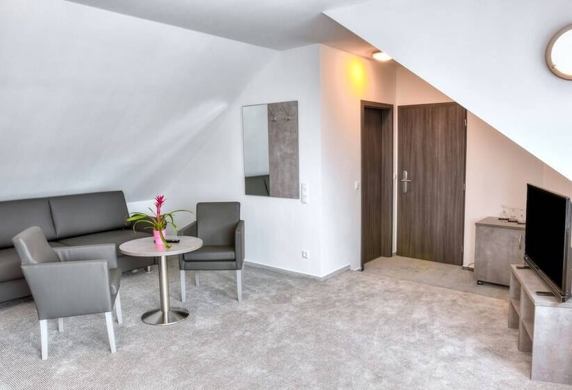 Family Suite, Fast Lane