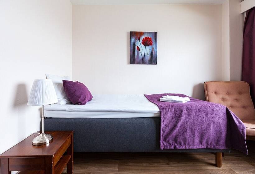 اتاق استاندارد یک نفره, Julie