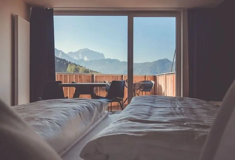 سوئیت جونیور با چشم‌انداز کوهستان, Spaces