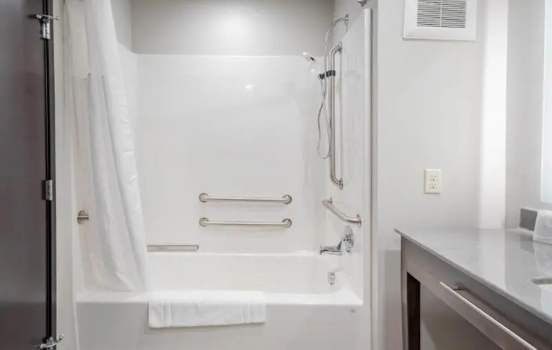 身障者適用クイーンサイズベッドルーム, My Place Hotel - St. Joseph, Mo