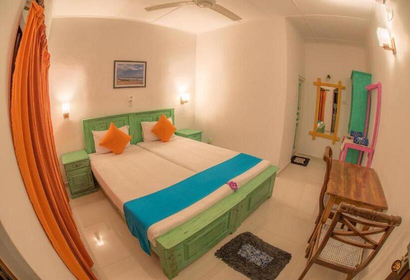 Quarto Triplo Deluxe, International Beach Hotel & Restaurant
