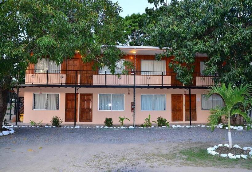 غرفة كومفورت ثلاثية, Mapi's Cabins