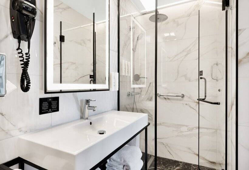 جناح سينيور, Hotel Riu Plaza Toronto