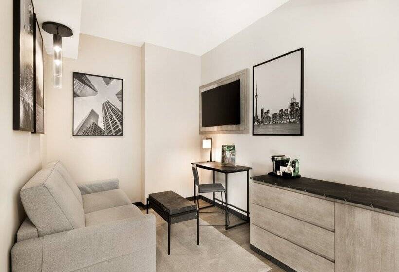 جناح سينيور, Hotel Riu Plaza Toronto