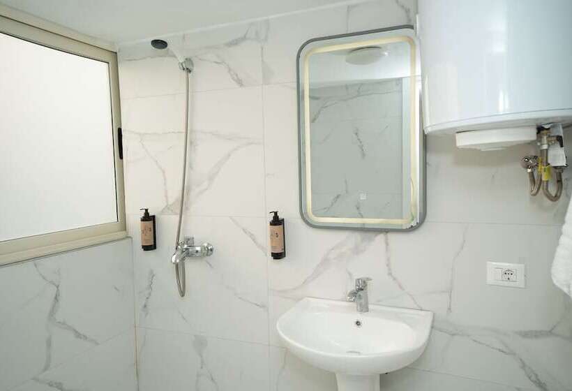 三人经典房间, Enles