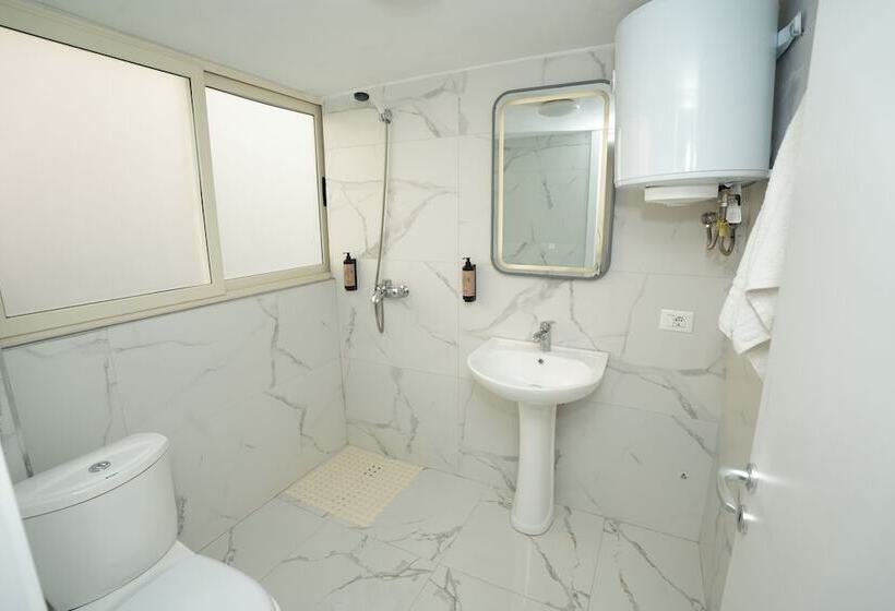 三人经典房间, Enles