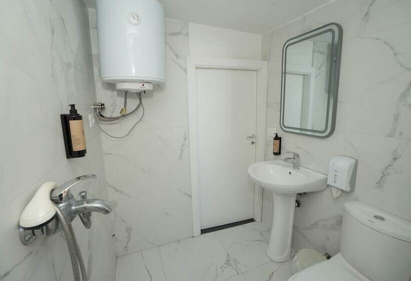 三人经典房间, Enles