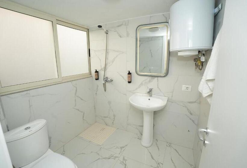 共用房间的床, Enles