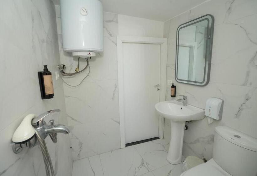 共用房间的床, Enles