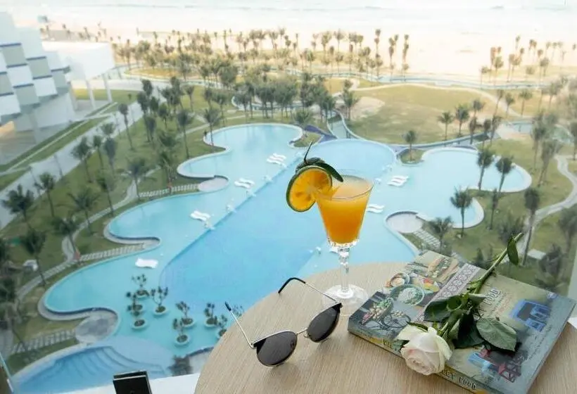 اتاق لوکس با بالکن و چشمانداز دریا, The Western Seaview Cam Ranh Condotel