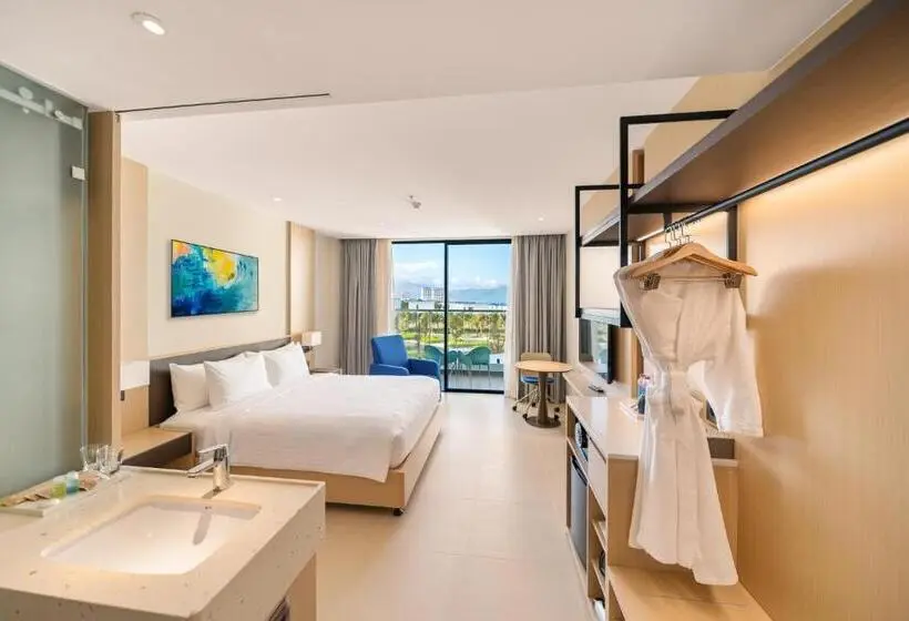 اتاق لوکس با بالکن و چشمانداز دریا, The Western Seaview Cam Ranh Condotel