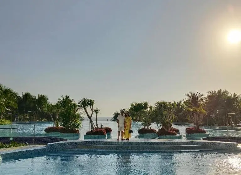 اتاق لوکس با بالکن و چشمانداز دریا, The Western Seaview Cam Ranh Condotel