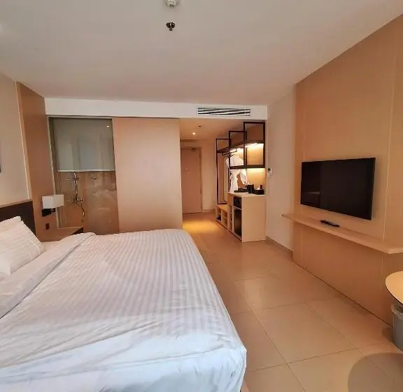 اتاق لوکس با بالکن و چشمانداز دریا, The Western Seaview Cam Ranh Condotel