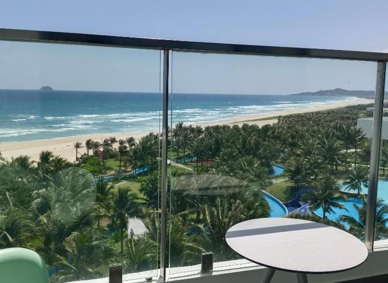 اتاق لوکس با بالکن و چشم‌انداز دریا, The Western Seaview Cam Ranh Condotel
