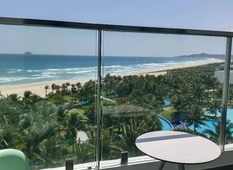 اتاق لوکس با بالکن و چشمانداز دریا, The Western Seaview Cam Ranh Condotel