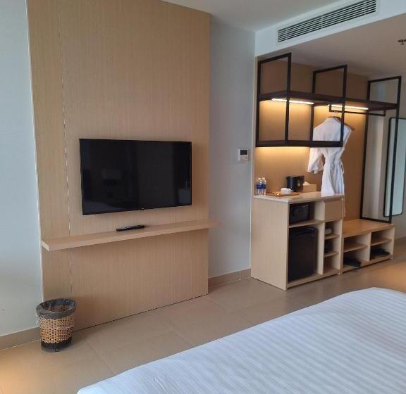 اتاق لوکس با بالکن و چشم‌انداز دریا, The Western Seaview Cam Ranh Condotel