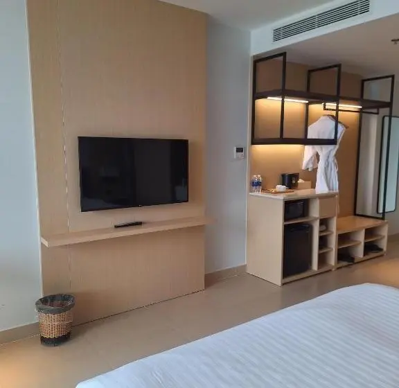 اتاق لوکس با بالکن و چشمانداز دریا, The Western Seaview Cam Ranh Condotel