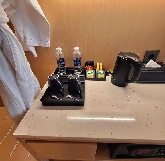 اتاق لوکس با چشم‌انداز دریا, The Western Seaview Cam Ranh Condotel