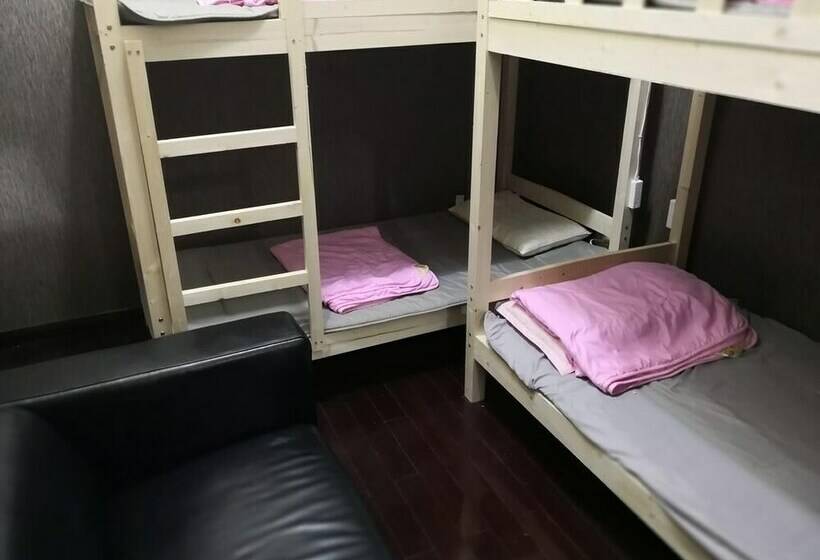 Кровать в Многоместном Номере с Общей Ванной, Best Cat Hostel