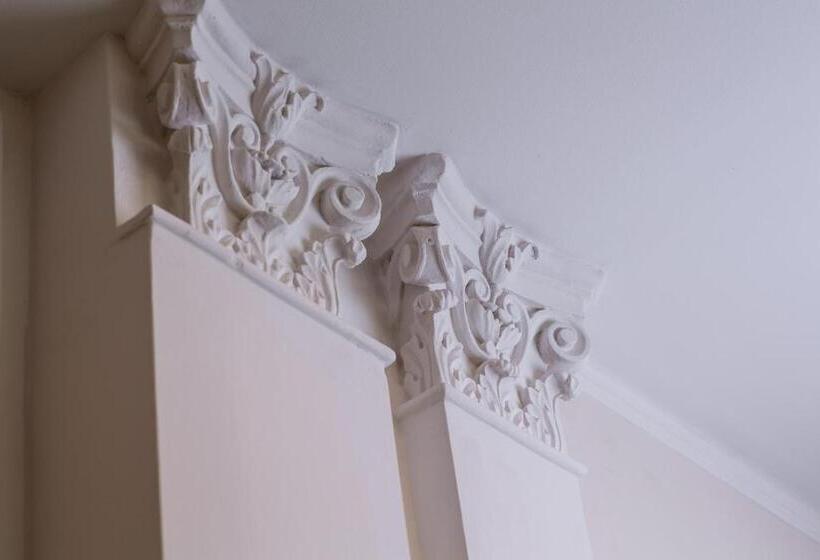 جناح جونيور, Grandhotel Nabokov