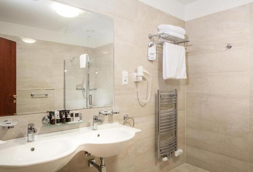 جناح جونيور, Grandhotel Nabokov