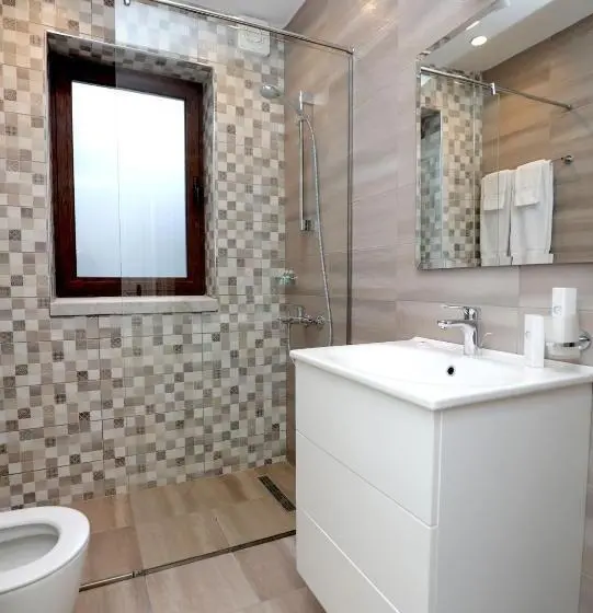 اتاق لوکس با بالکن, Bujtina Oxhaku